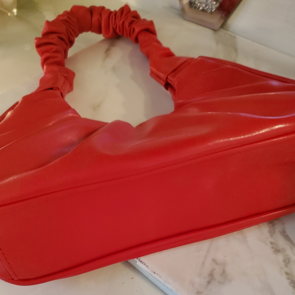 SMALL RED HANDBAG ,RUFFLED STRAP - Picture 3 of 6